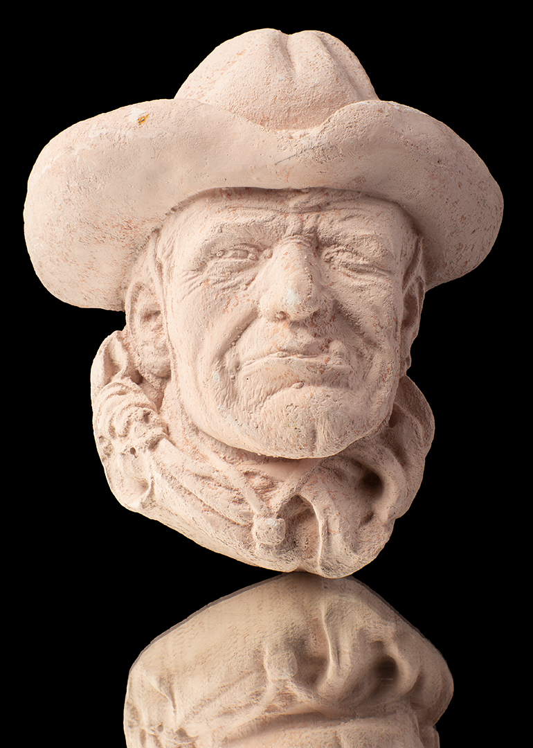 Máscara de yeso con sombrero