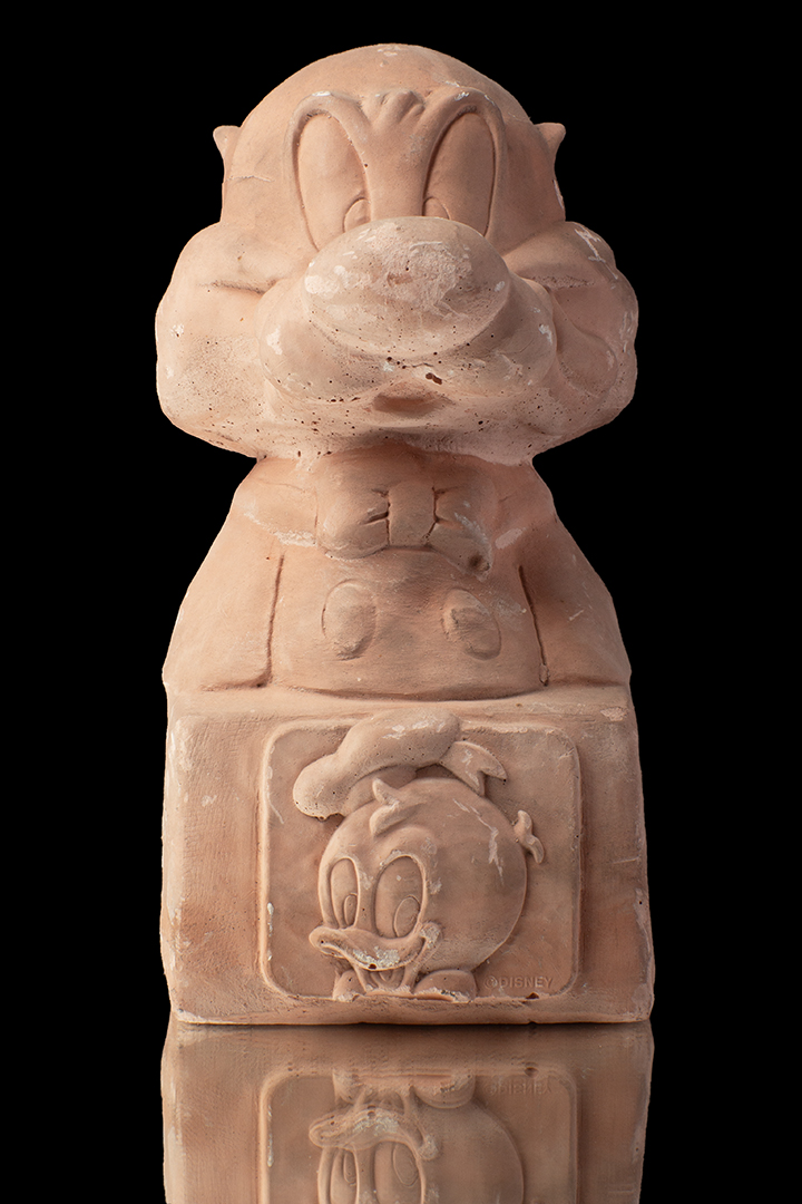 Escultura de yeso de un gato